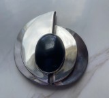 Broșă din argint masiv 925 cu onix negru, &icirc;n stilul Art Deco - 40,7 g