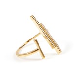 Inel placat cu aur design minimalist si insertii elegante