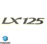 Emblema scris &bdquo;LX 125&rdquo; originala Vespa LX 4T AC 125cc - montaj lateral, Piaggio
