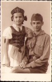 P1694 Cercetaș &icirc;n uniformă maghiară de cercetași și fetiță &icirc;n port popular maghiar, 1941, studio Agoston Aranka, Cluj