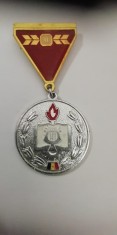 QW9 J 92 - Insigna - tematica comunism - Cintarea Romaniei locul 2 - 1979 - 1981