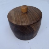 Cutie din lemn de nuc, cu capac Dimensiuni interior 7x10 cm Finisat cu ulei mineral și ceara de albine și carnauba