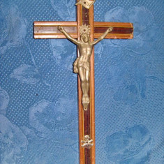 7941-Crucifix vechi metal pe lemn anii 1900. Inaltime 27, latime 13 cm.