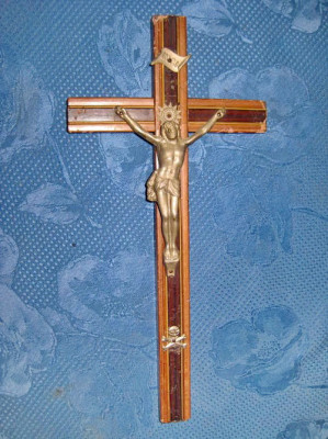 7941-Crucifix vechi metal pe lemn anii 1900. Inaltime 27, latime 13 cm. foto
