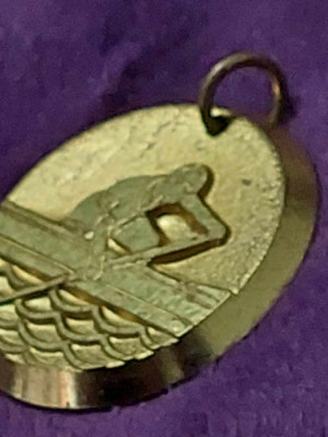 Medalie/distintie Sportiva veche-KAIAC CANOE/Caiacist,aurie ,4 cm diam foto