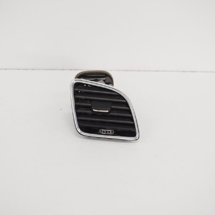 Gura de ventilație planșa de bord AUDI Q3 8U 2017 OEM: 8U2820902D,8U2820902B,8U2820902C,8U2820902E 3382567