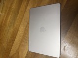 MacBook Neo, baterie 100%, cumpărat acum o lună