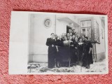Fotografie tip carte postala, grup de persoane la un eveniment, perioada interbelica