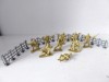 Lot 9 figurine soldati si 4 garduri, plastic