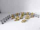 Lot 9 figurine soldati si 4 garduri, plastic