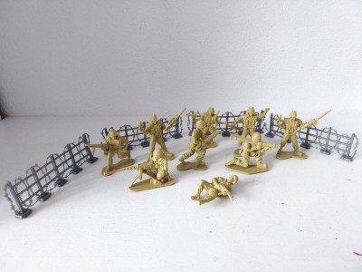Lot 9 figurine soldati si 4 garduri, plastic foto