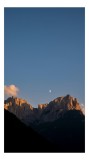 Tablou Canvas, "Luna răsare peste munții aurii", Munte, Apus, Cer, Lună, Umbre, Lumini, Rocă, Natură, Liniște, 26 x 39 cm, CMCLASS
