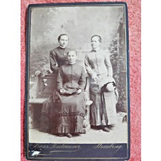 Fotografie tip CDV, trei femei, sfarsit de secol XIX