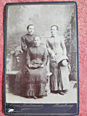 Fotografie tip CDV, trei femei, sfarsit de secol XIX foto