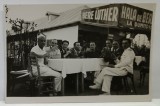 MILITARI SI CIVILI LA MASA , LA HALE DE BERE &#039; LA DUMITRU &#039; , FOTOGRAFIE , PERIOADA INTERBELICA