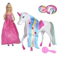 Papusa printesa in rochie lunga roz si coroana argintie in par si un unicorn alb cu o coama lunga in culorile curcubeului cu sa si corn cu lumina