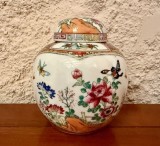 BOL CU CAPAC DIN PORTELAN CHINEZESC- PICTAT MANUAL H15CM