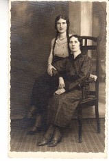 M1 F17 - FOTO - fotografie foarte veche - mama si fiica - anii 1930