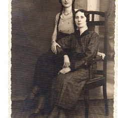 M1 F17 - FOTO - fotografie foarte veche - mama si fiica - anii 1930