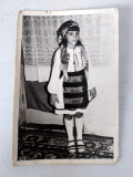 Fotografie veche 1976 fetita in costum national, alb-negru, 9x14cm