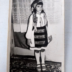 Fotografie veche 1976 fetita in costum national, alb-negru, 9x14cm