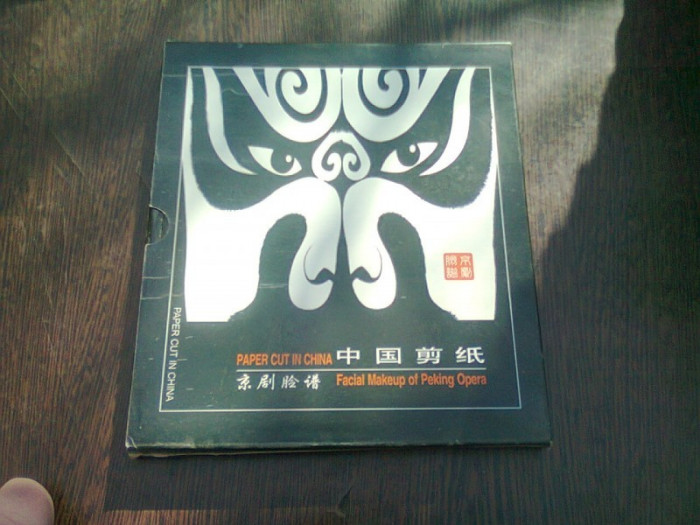 PAPER CUT CHINA. FACIAL MAKEUP OF PEKING OPERA (TEXT IN LIMBA ENGLEZA)