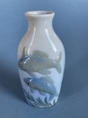 Vaza in miniatura pentru ghiocei, din portelan danez, pesti, anii 1970