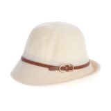 Palarie crem eleganta cu curea maro si detaliu metalic