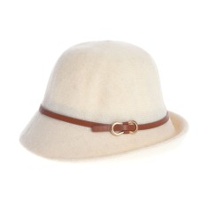 Palarie crem eleganta cu curea maro si detaliu metalic