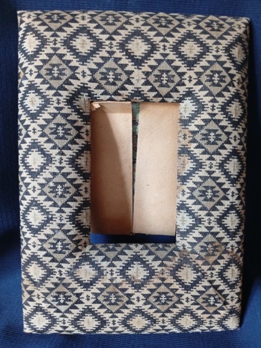 Ramă veche din material textil țesut neo rom&acirc;nesc