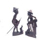2 statuiete asiatice Indonezia 30 cm inaltime lemn de coromandel pescar si vanator anii &#039;50 vintage decor exotic