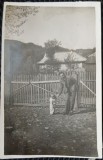Fotografie tip Carte Postala, Barbat cu un copil mic, in curte, 1932