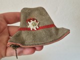 * Portmoneu vintage de piele intoarsa, pt monede, in forma de caciula traditionala tiroleza, floare de colt