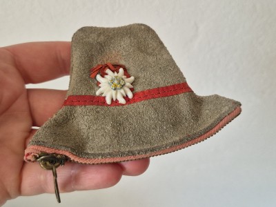 * Portmoneu vintage de piele intoarsa, pt monede, in forma de caciula traditionala tiroleza, floare de colt foto