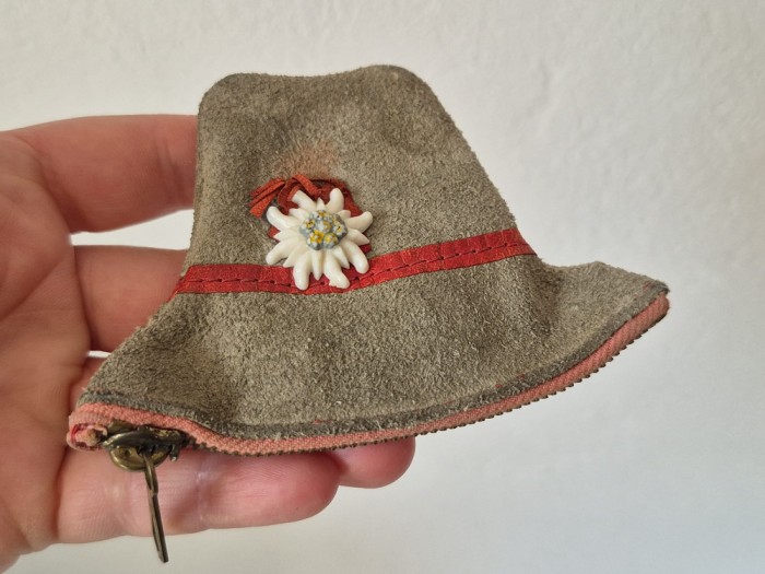 * Portmoneu vintage de piele intoarsa, pt monede, in forma de caciula traditionala tiroleza, floare de colt