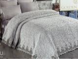 Cumpara ieftin Set Lenjerie + Cuvertura de lux Matlasata cu broderie Eleganta 6 piese Gri