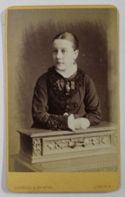 FOTOGRAF CHARLES A. DRAPER , LINCOLN , TANARA IN STUDIO , FOTOGRAFIE C.D.V. , SFARSITUL SEC , XIX foto