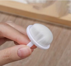 Perie de praf pe deget, alb