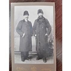 Fotografie Gheorghe Adamescu impreuna cu un prieten, pe carton, sfarsit de secol XIX inceput de secol XX