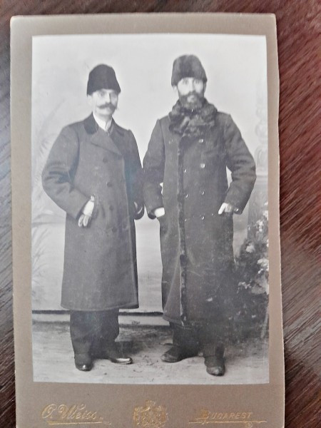 Fotografie Gheorghe Adamescu impreuna cu un prieten, pe carton, sfarsit de secol XIX inceput de secol XX