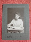 Fotografie tip CDV, fetita studiind, inceput de secol XX