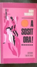 A sosit ora!