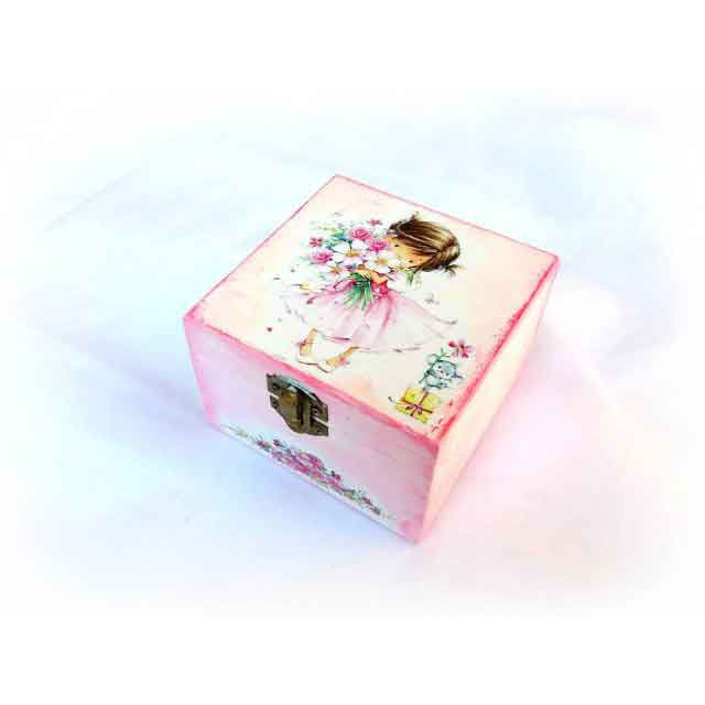 Cutie fata cu buchet in brate si soricel cu floare pe cadou, cutie lemn 123528