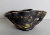Bol decorativ de ceramica neagra cu striatii aurii, forma asimetrica