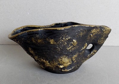 Bol decorativ de ceramica neagra cu striatii aurii, forma asimetrica foto