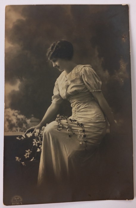 Fotografie de epoca, femeie eleganta, 1919