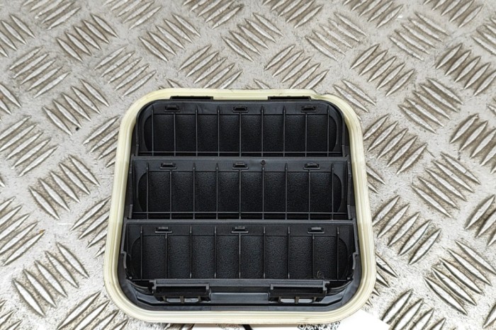 Grila de ventilație caroserie SSANGYONG KORANDO C300 2022 OEM: 68100-35000 26363432