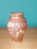 Vaza ceramica maro de Corund, decorata cu model de flori