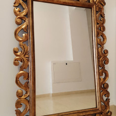Oglindă antica deosebita cu o rama din lemn masiv sculptata integral manual