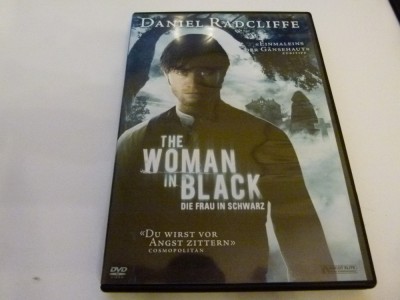 The woman in black foto